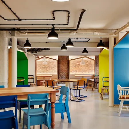 제너레이터 호스텔 *