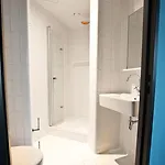 제너레이터 호스텔 *